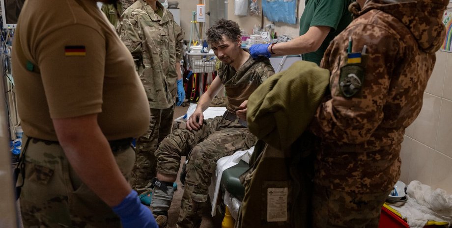 Раненый боец ВСУ в Авдеевке, медпомощь, правила оказания медпомощи, как оказывать медпомощь, медпомощь на передовой