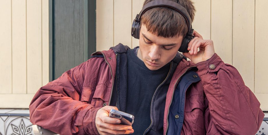 Хлопець слухає музику в навушниках