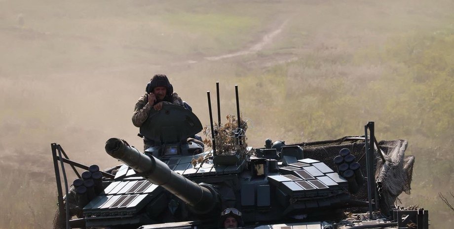 Військовий на танку ЗСУ під час війни в Україні