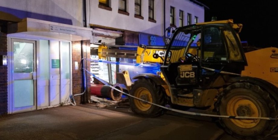 Ограбление магазина, хотел красть банкомат, украл банкомат, мужчина ограбил банк, ограбление, украл кран, полиция,