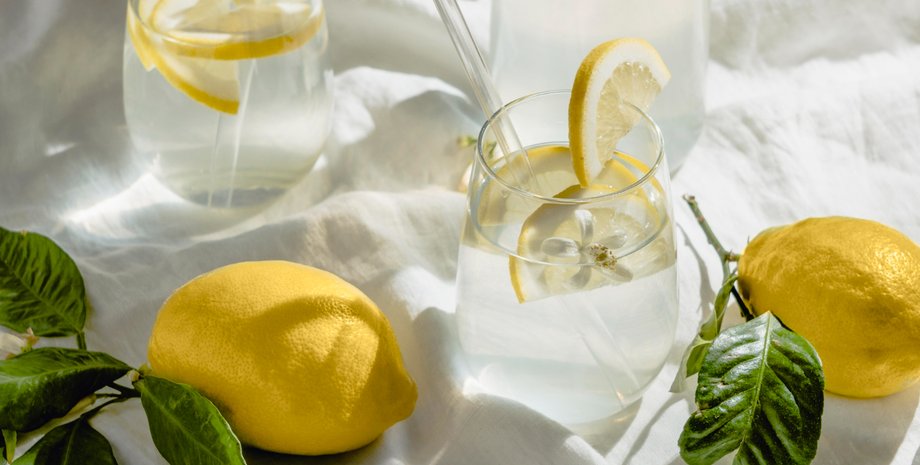 Склянка з водою і лимоном на столі