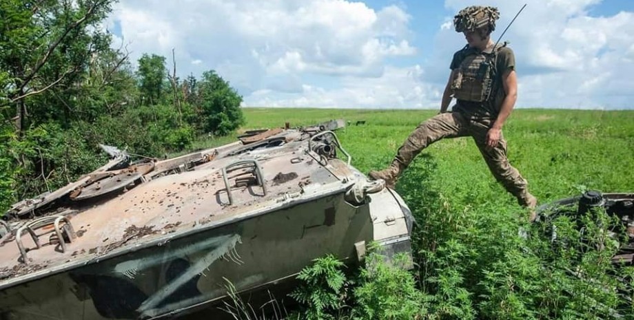 танк із буквою z, розбитий російський танк, західна зброя змінює хід війни.