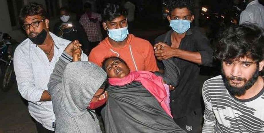 Женщина, больная, несут в больницу, Индия