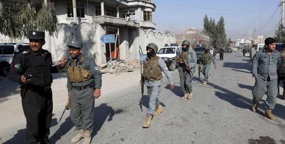 Полиция на месте взрыва в Джелалабаде / Фото: Reuters