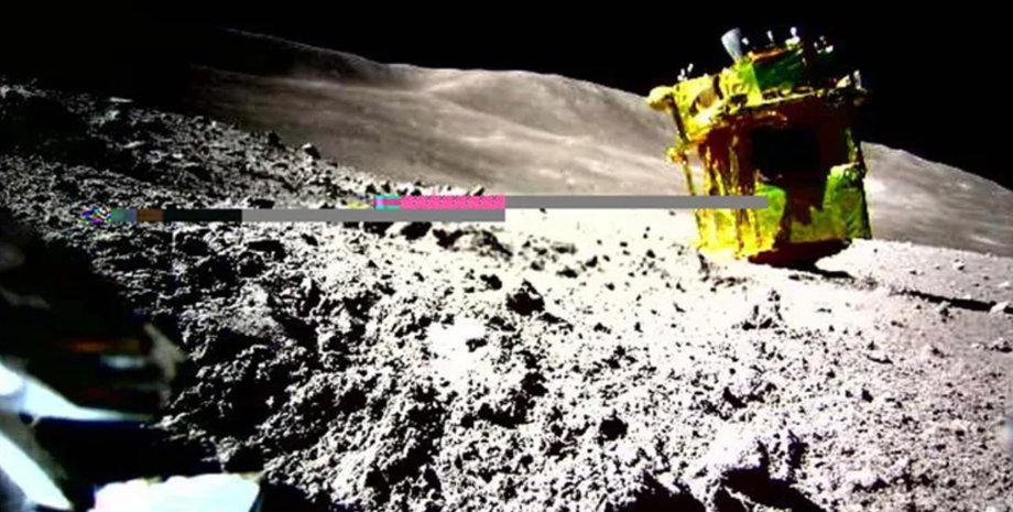 робот-трансформер опинився на Місяці та зробив історичну фотографію