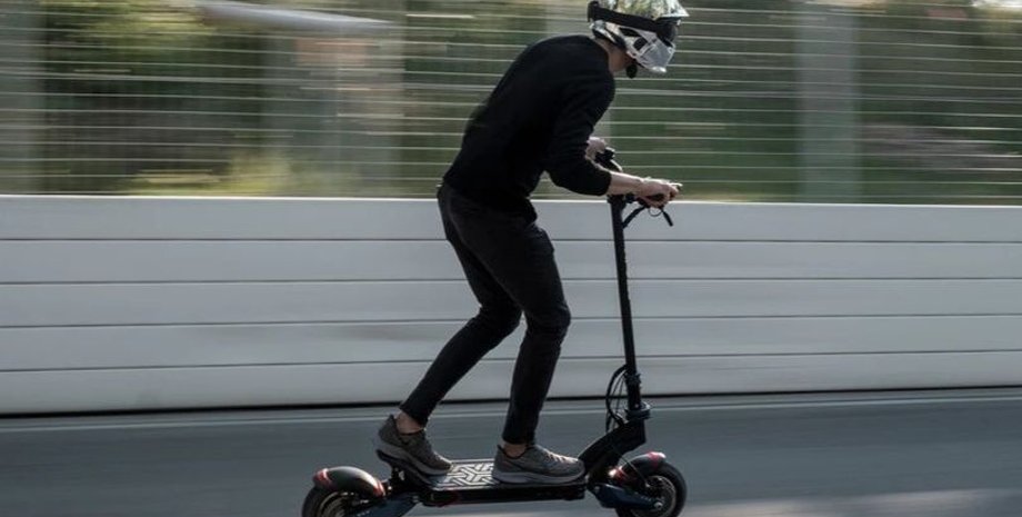 Електросамокат, самокат, їде на самокаті