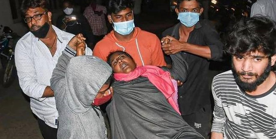 Женщина, больная, несут в больницу, Индия