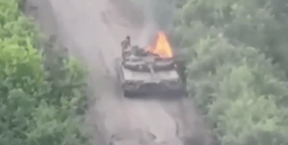 палаючий танк РФ, війна, Україна