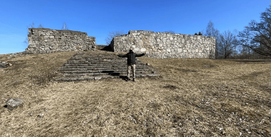 Загадка тривалістю в 700 років: блогер показав руїни унікального замку в Швеції (фото, відео)