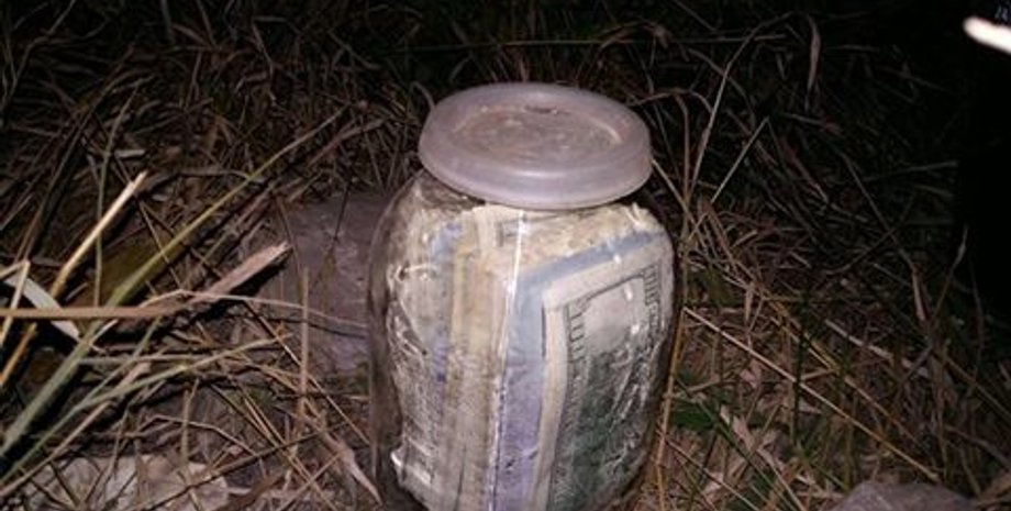 Банка, в которой хранил деньги судья Чаус / Фото: НАБУ