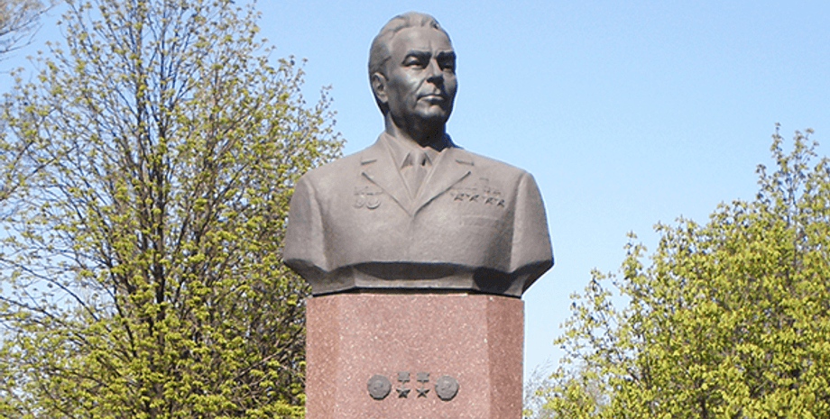 Памятник Леониду Брежневу в Днепродзержинске