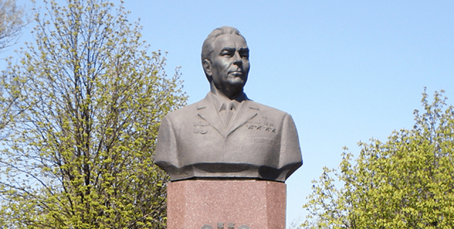 Памятник Леониду Брежневу в Днепродзержинске