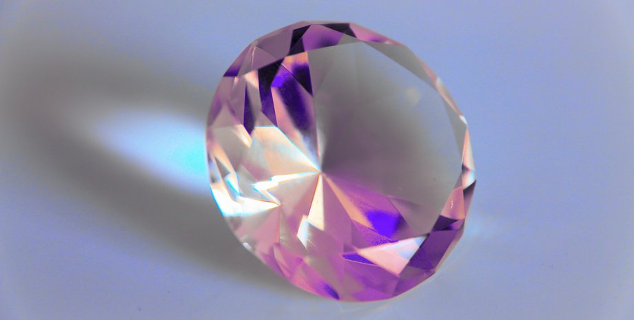 Алмаз — більше не еталон: знайдено кристал, який перевершив дорогоцінний камінь