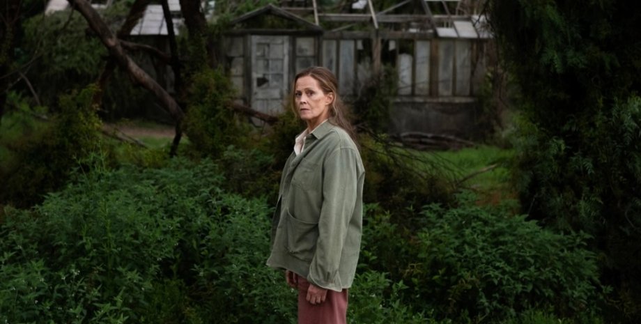 Сигурни Уивер в сериале "Потерянные цветы Элис Харт" 2023