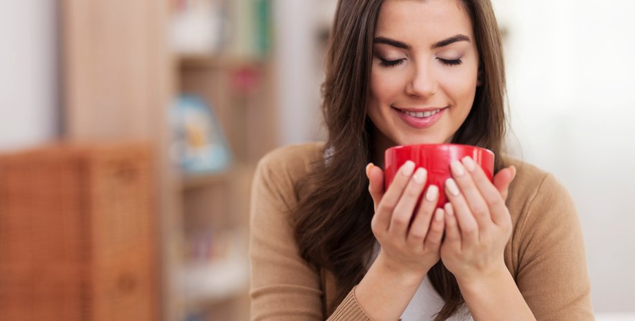 Девушка пьет чай