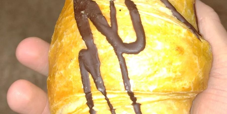 Чоловік знайшов у шоколадному круасані шинку і сир, як це могло статися, сюрприз, курйози, помилки