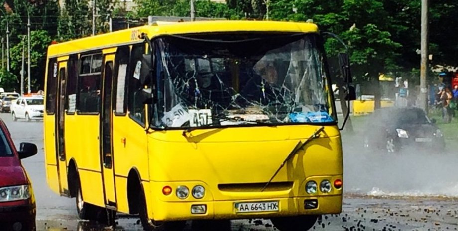 Поврежденная люком маршрутка / Фото: УНН