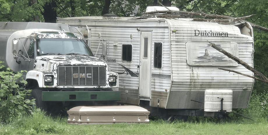 Будинок на колесах, труна, вантажівка, чужа ділянка, нова труна, незвичайна знахідка, сусідська ділянка, велика вантажівка,