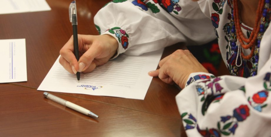 Радіодиктант національної єдності-2025 викликав хвилю мемів і суперечок через надто швидке читання тексту.