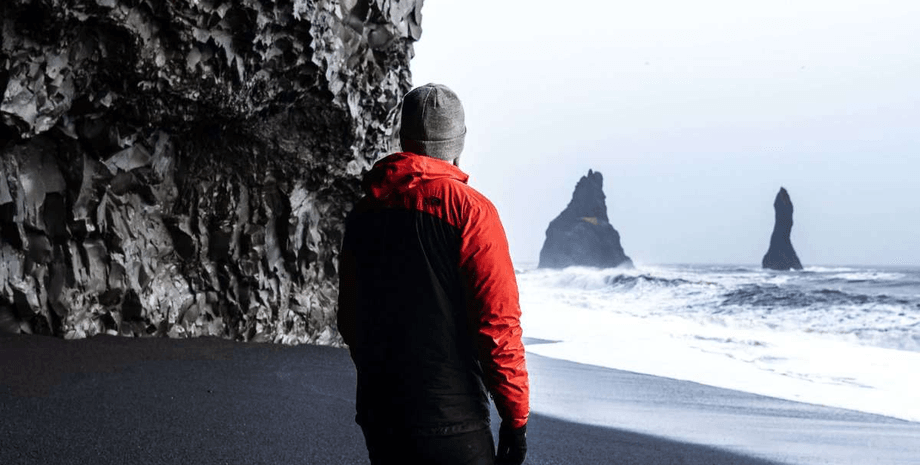 Черный пляж Рейнисфьяра, самый опасный пляж, черный песок, огромные волны, ледяные волны, туристы, наглые туристы,