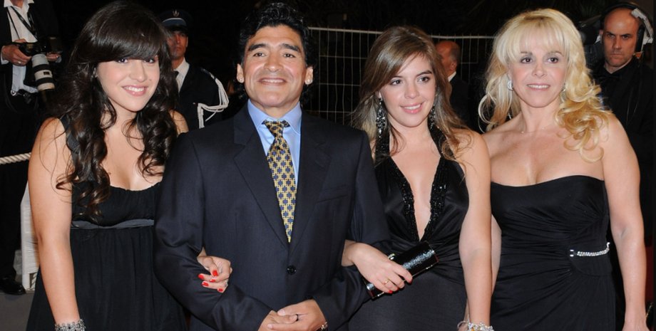 Дієго Марадона позує з доньками Дальмою і Джанніною та їхньою матір'ю Клаудією Вільяфаньє