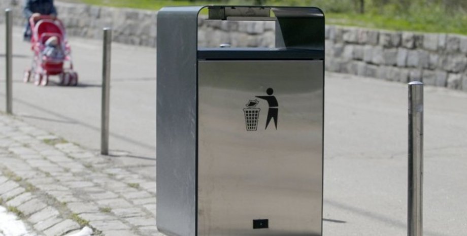 Новый подземный мусорный контейнер в Киеве / Фото: УНИАН