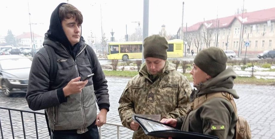 работники тцк на улицах