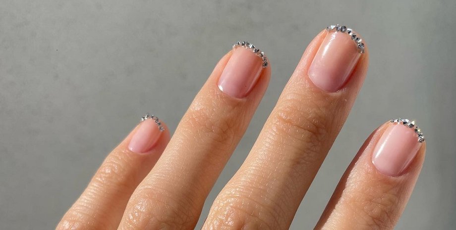Корона на нігтях, модний манікюр, модний манікюр 2025, модний тренд 2025 року