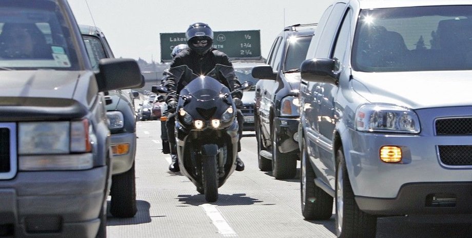 штрафи, штрафи на автомобілістів, штрафи на мотоциклістів, штрафи за порушення, мотоцикліст, мотоцикл