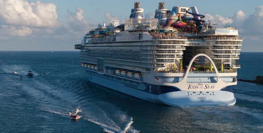 Загорелся самый большой в мире круизный лайнер Icon of the Seas, причина пожара, что произошло, видео, туризм