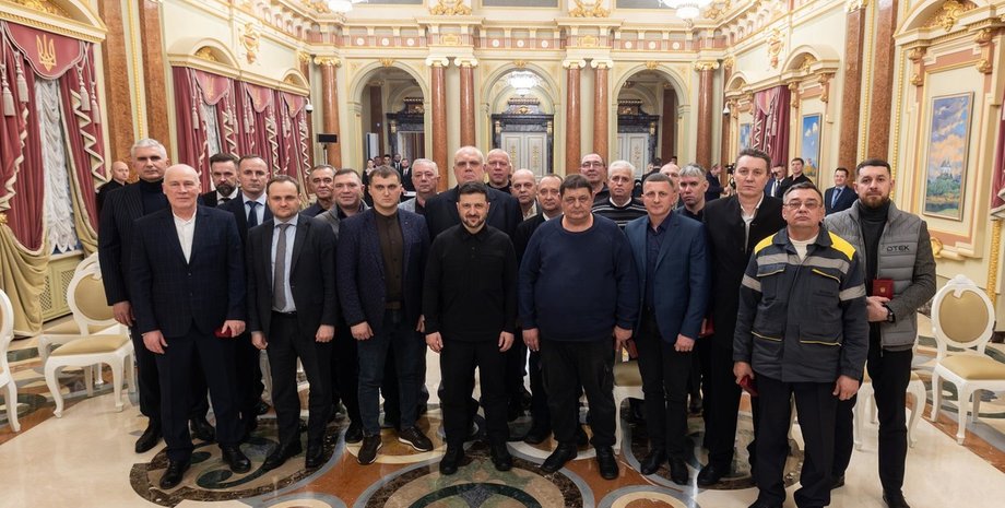 Зеленський відзначив 10 енергетиків ДТЕК за повернення світла після обстрілів