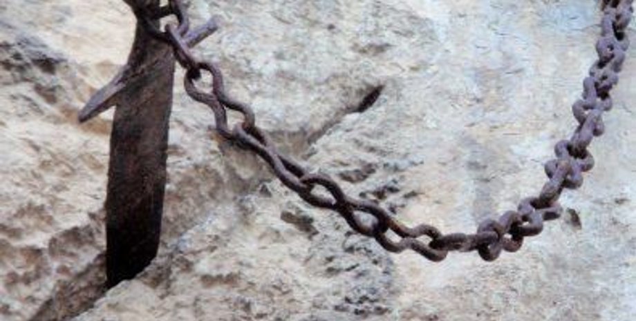 Французский Экскалибур, дюрандальский меч неожиданно исчез со скалы, кто украл экспонат, что случилось с реликвией, фото