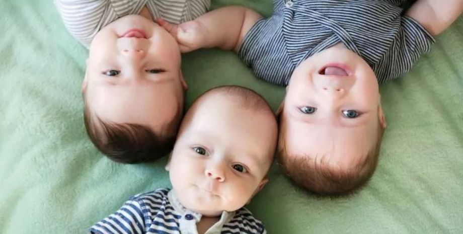 Матір з США розповіла, як розрізняє своїх трійнят, курйози, цікаві історії, тренди соціальних мереж, народження близнюків