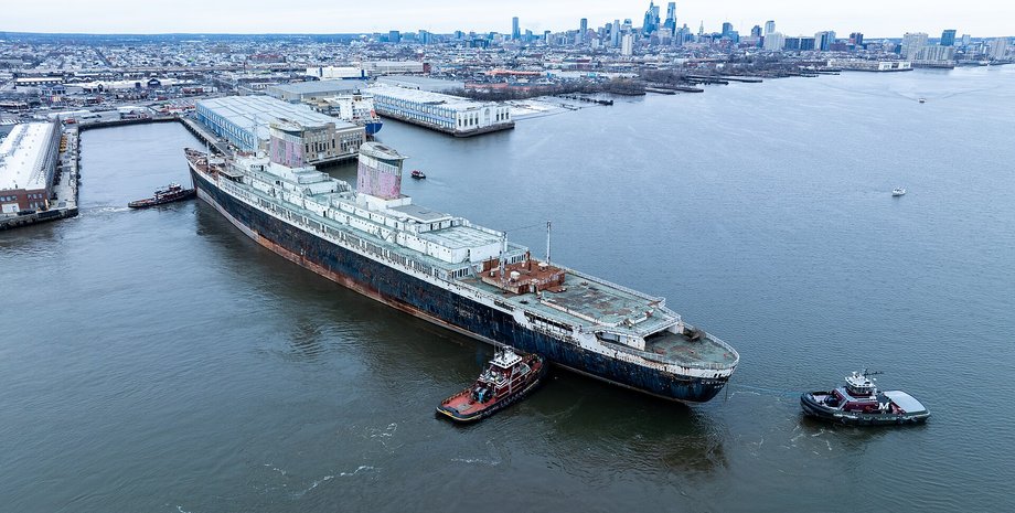 USS United States в порту