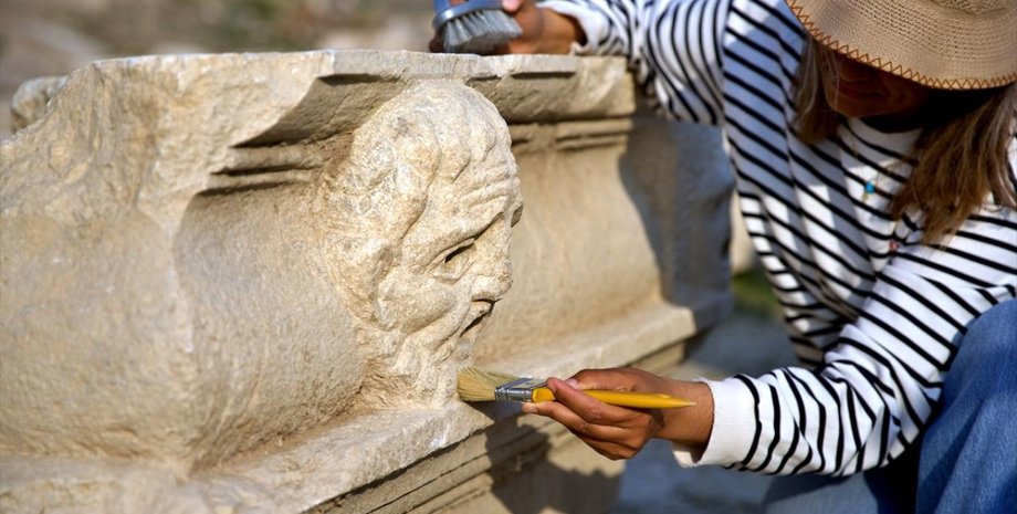 Археологи нашли маски в древнем театре