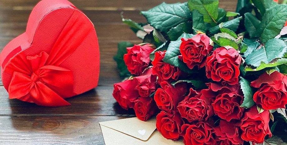 8 марта, действие, опрос