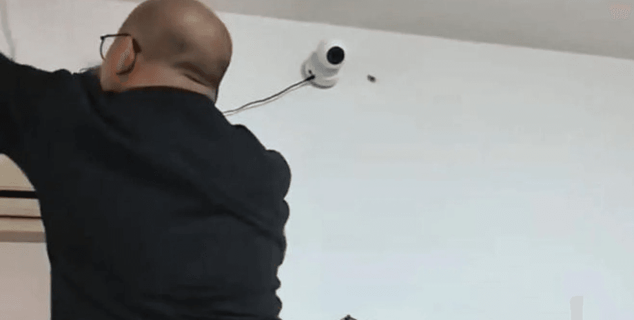 Батьки встановили камеру в спальні сина, відеоспостереження, батьківський контроль, навчання сина, стежили за сином