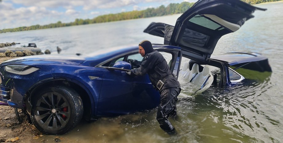 Tesla, Tesla Model X, Венгрия, Будапешт, Река, Дунай, Авто, Автомобили, Кроссоверы, Электромобили, Фото, Спасатели