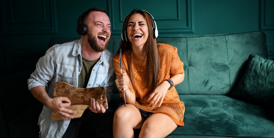 пара слушает музыку наушники, музыка, мужчина, женщина