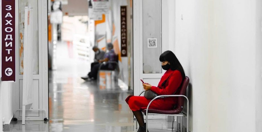 Вспышка COVID-19 вернула маски в заведения здравоохранения в ряде городов Украины