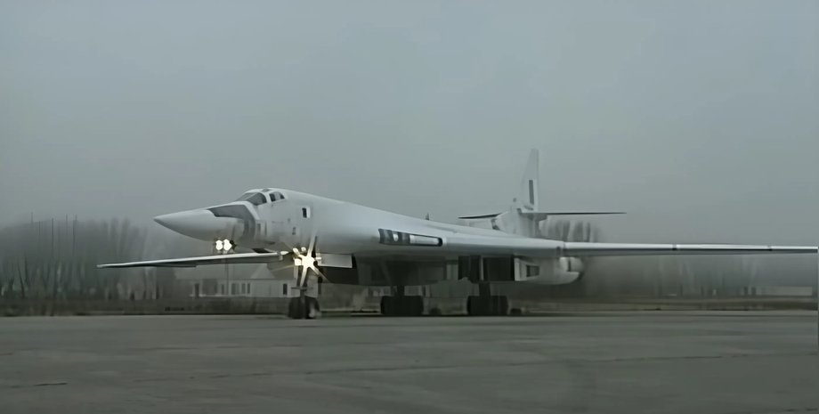 Стратегічний бомбардувальник Ту-160 Україна, літак Ту-160 Україна, Ту-160 передавання РФ, Ту-160 удари по Україні