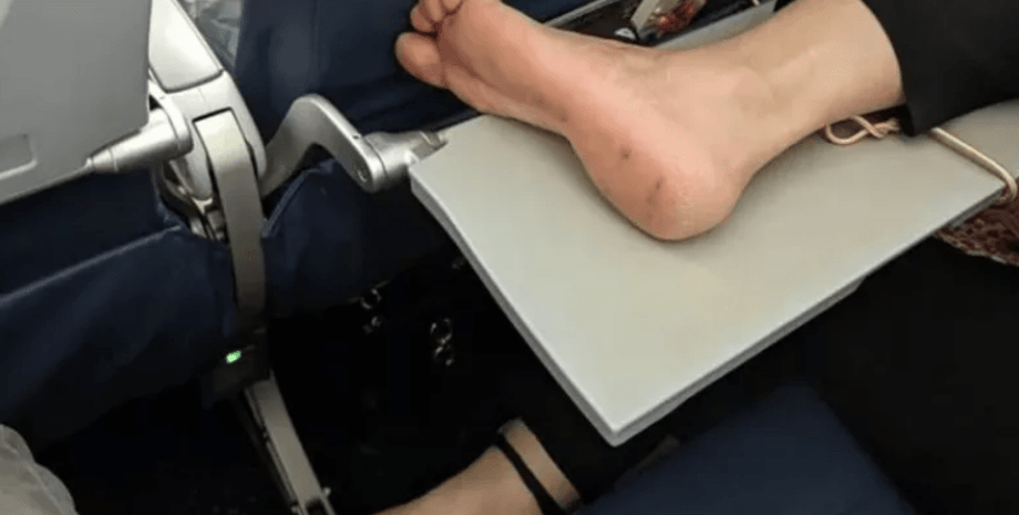 вонючие ноги, ноги в самолете, ноги пассажира, ноги, самолет, салон самолета