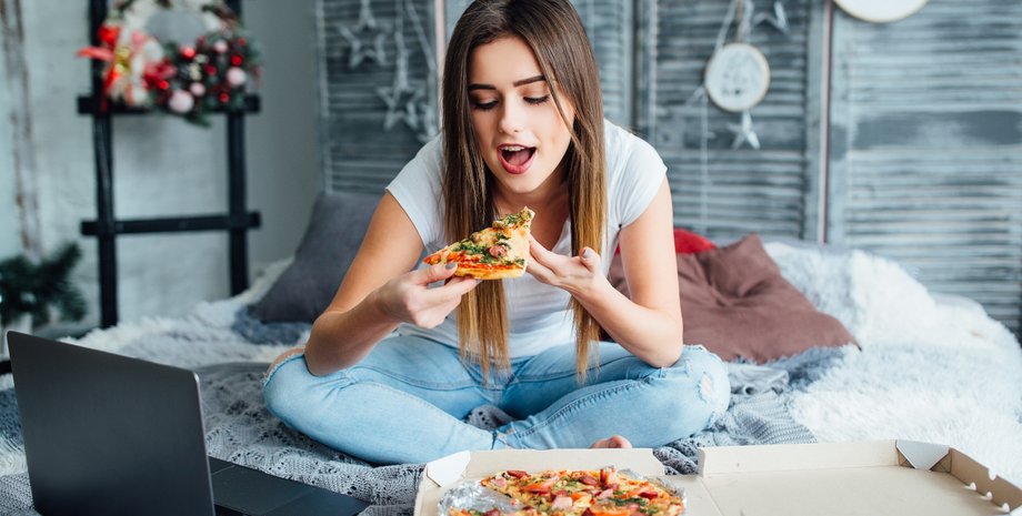 Девушка ест пиццу