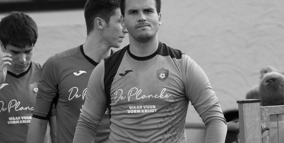 воротар помер на полі під час гри, Арне Еспеель помер півд час гри, воротар