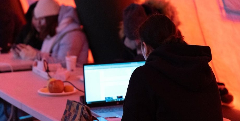 дівчина за ноутбуком в пункті незламності