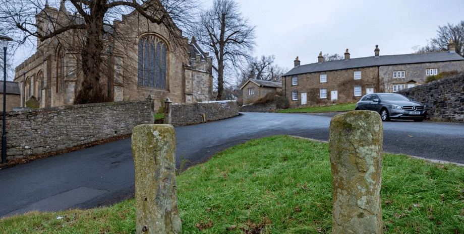 Даунхэм, деревня в Англии, скрытая от глаз деревня, тихая деревня, небольшая деревня, застыла во времени, секретный водопад, дома с призраками