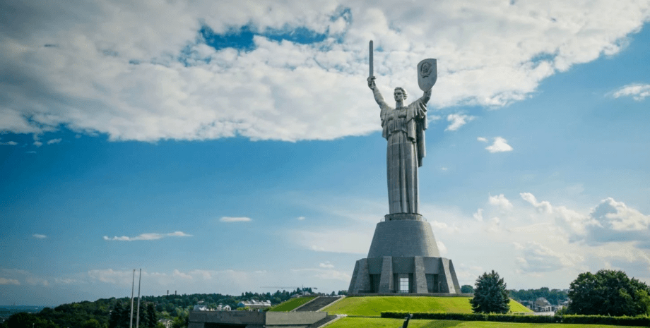 батьківщина мати, монумент у Києві, декомунізація, герб срср, радянська символіка