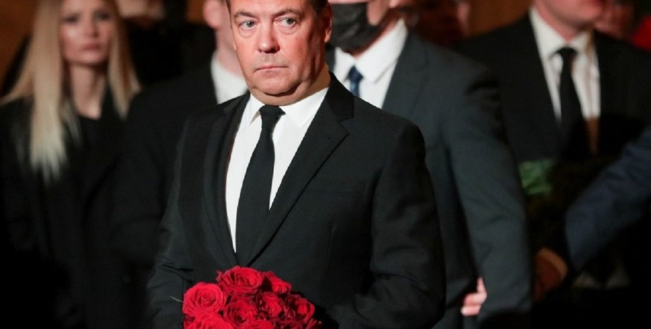 Дмитро Медведєв, Твіттер, Твіттер заблокував повідомлення Медведєва, Медведєв звинуватив Ілона Маска, розрив дипломатичних відносин з Польщею, Медведєв відмовився від Твіттера