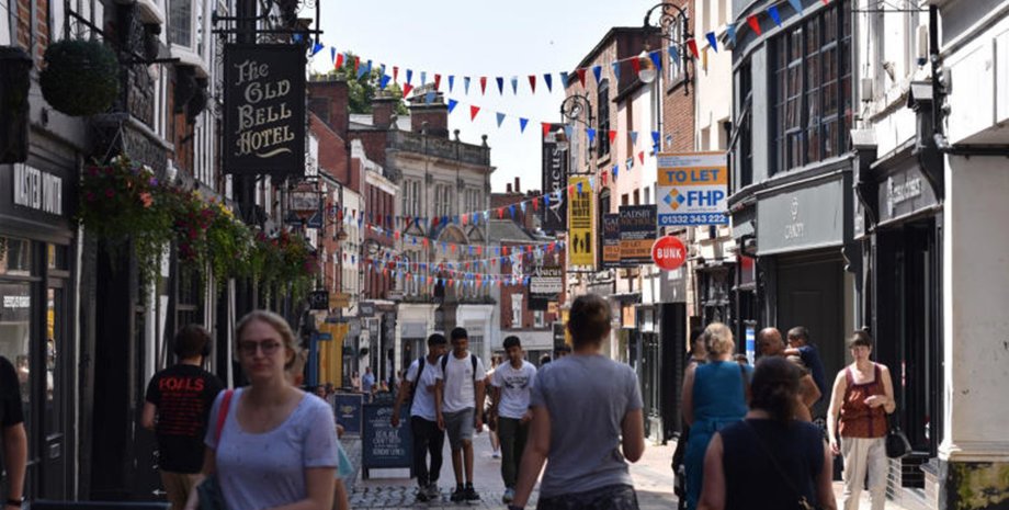 Город в Англии, жители города, Дерби, Спондон, дорожный знак, назойливый звук, шум в городе, местные жители, высокочастотный звук,