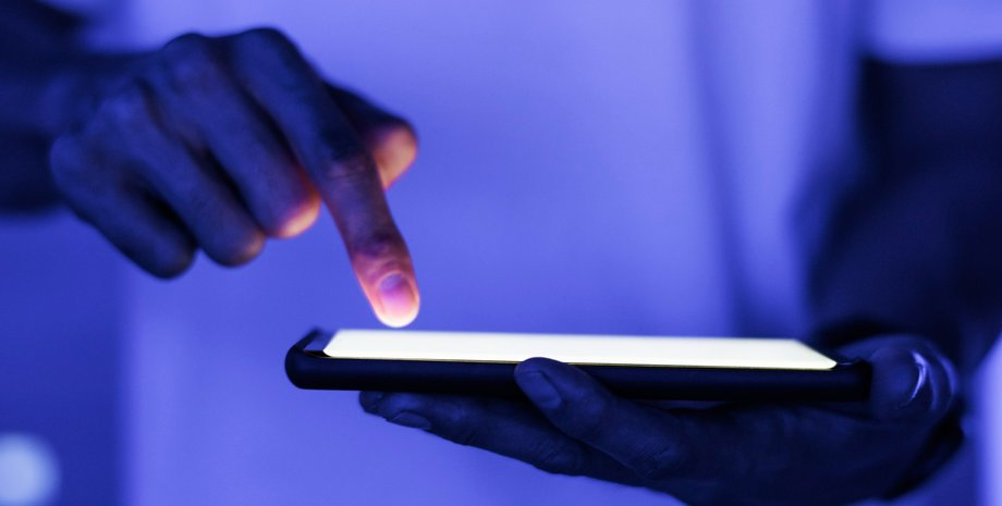 Мобильный телефон в темноте